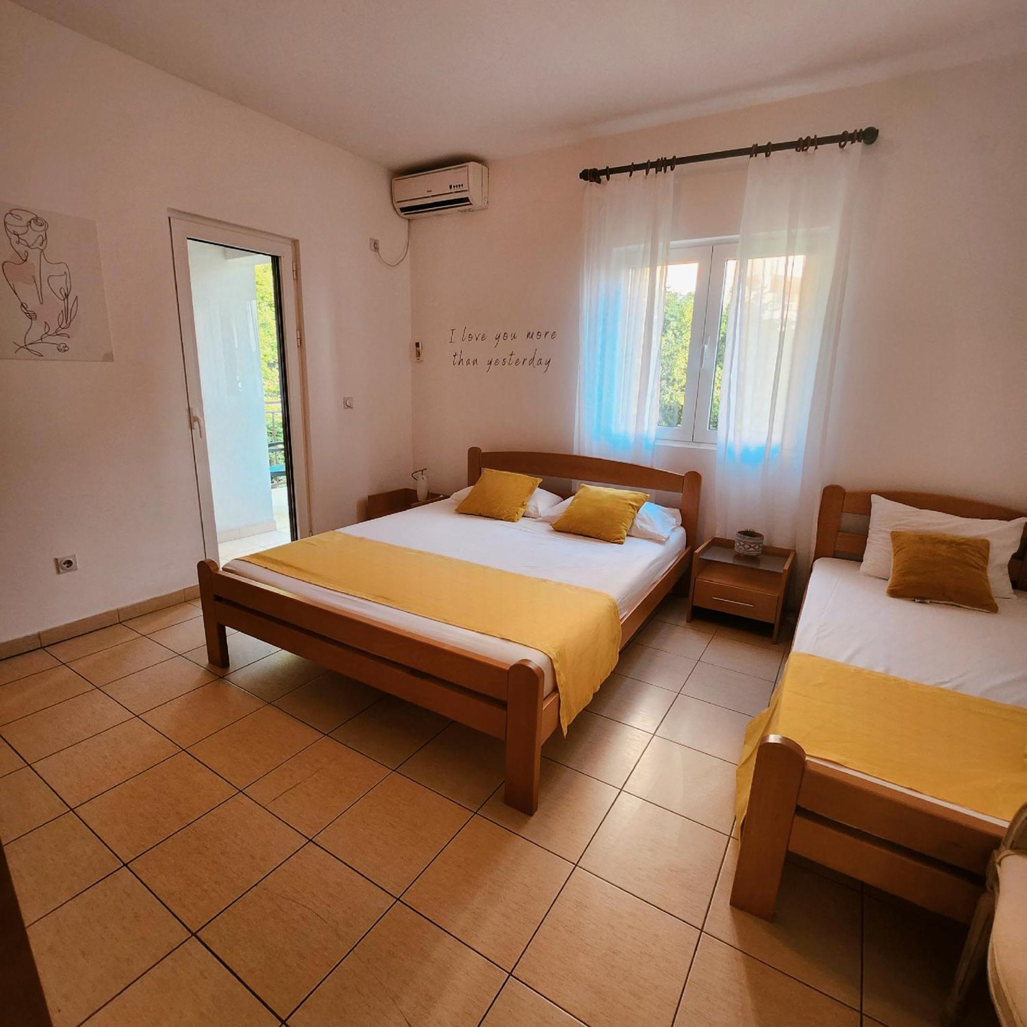 Bela Kuca Studio Apartments-Na Korak Do Mora-A Step To The Sea Rafailovici Ngoại thất bức ảnh