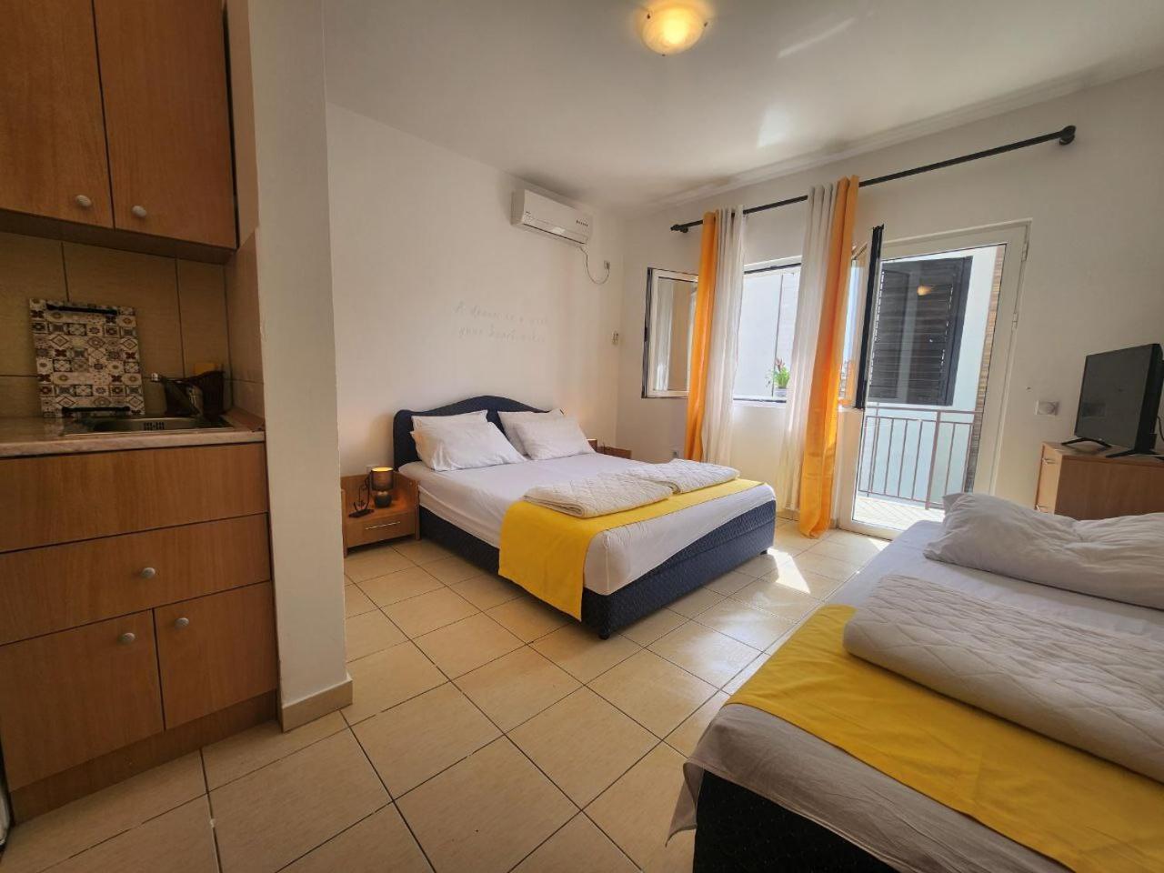 Bela Kuca Studio Apartments-Na Korak Do Mora-A Step To The Sea Rafailovici Ngoại thất bức ảnh